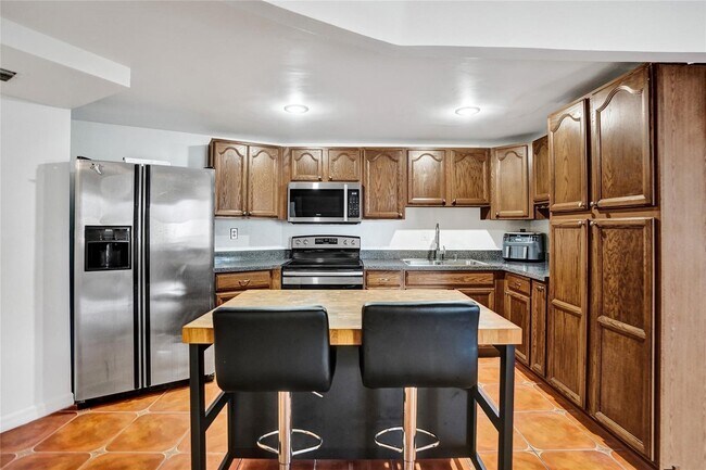 Building Photo - 1000 Parkview Dr Unit 412