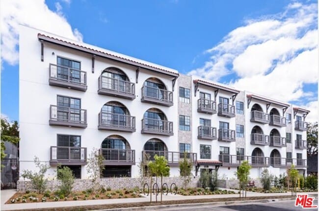 Building Photo - 1338 N Formosa Ave Unit ph2