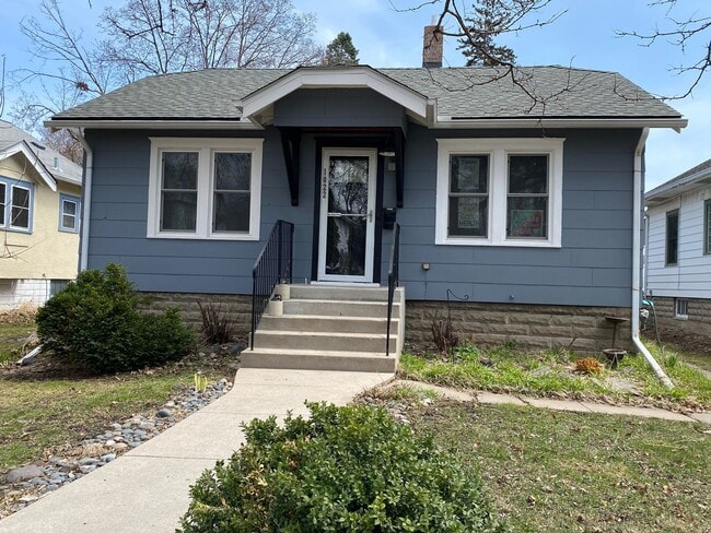 Building Photo - Spacious 5-Bedroom Home Near the University of Minnesota
