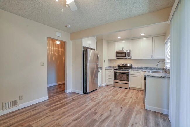 Photo - 512 Alberta Ave