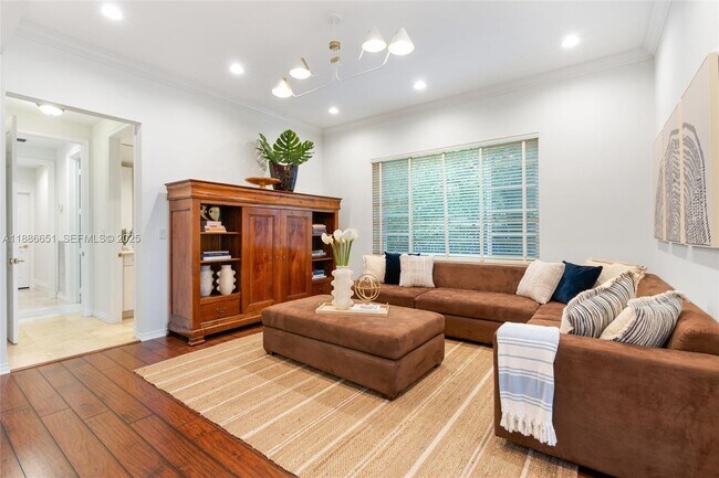 Photo - 305 N Hibiscus Dr