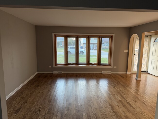 Photo - 585 Leahy Cir