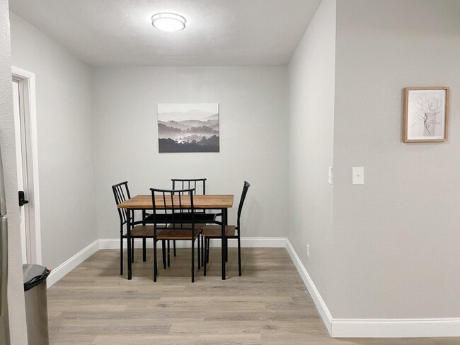 Photo - 321 E 4th St