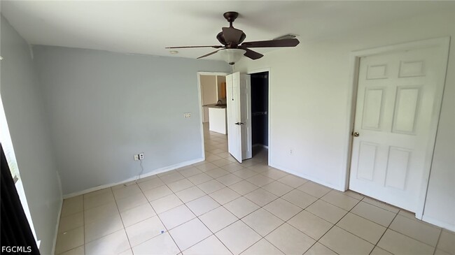 Building Photo - 832 Palomino St E