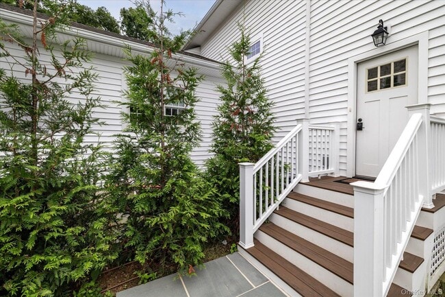 42 Woodland Ave Unit Upper