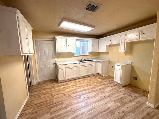 Building Photo - 16900 Wellborne Rd Rental