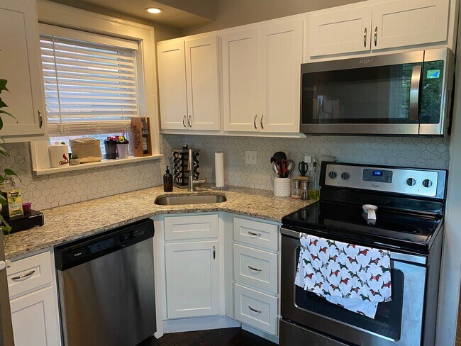 Photo - Large Spacious Home with 2 Car Garage in South Hampton