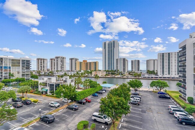 Building Photo - 800 Parkview Dr Unit 602