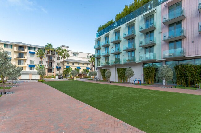 Photo - 250 NE 3rd Ave Unidad 1211