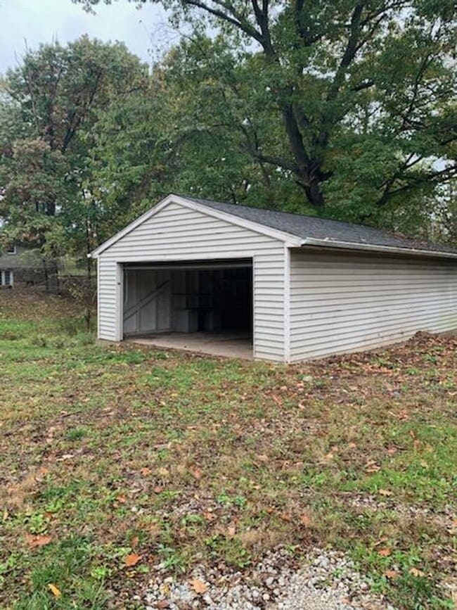 889 Ghent Rd
