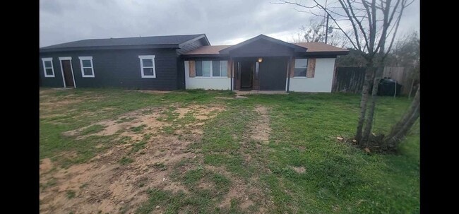 Building Photo - Granbury TX ; 2 bed 1 bath duplex! Water provided