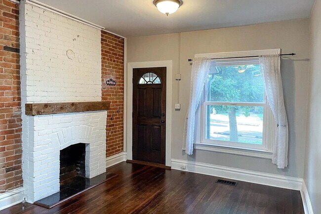 Photo - Cozy 1-Bedroom Townhouse Retreat with Granite Touches & Hardwood Elegance in Denver! Unidad A