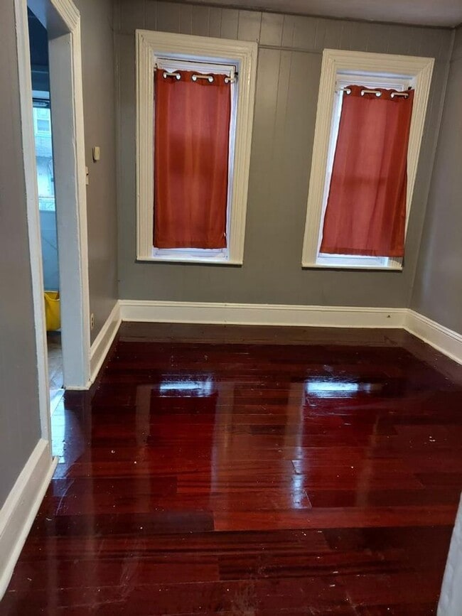 Photo - 3 Bedroom House plus finish Attic Train Station !