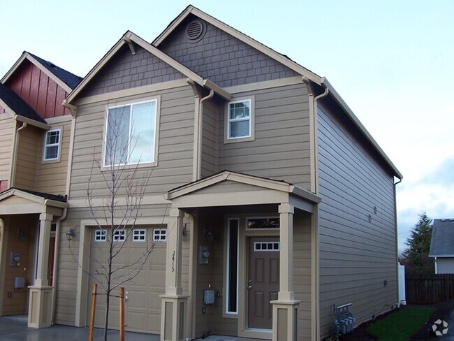 Building Photo - Renovated 3 Bed/2.5 Ba Townhome in the Eve...