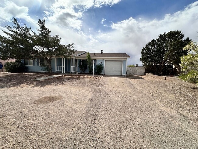 Building Photo - 3 Bedroom 1.5 Bathroom 1 Car Garage