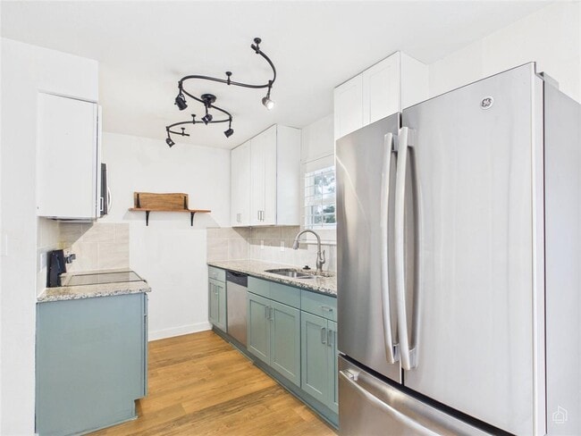 Building Photo - 6211 Manor Rd Unit 107