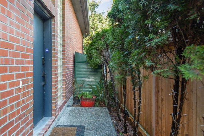 Photo - 4403 Powell Pl S