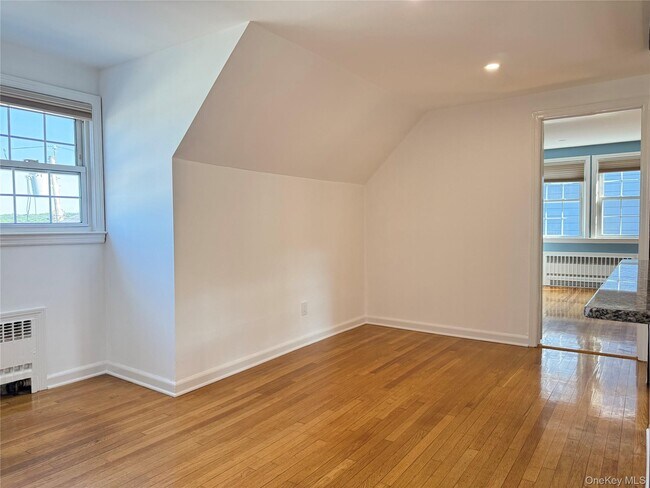 270 Gainsborg Ave E Unit 2nd Floor