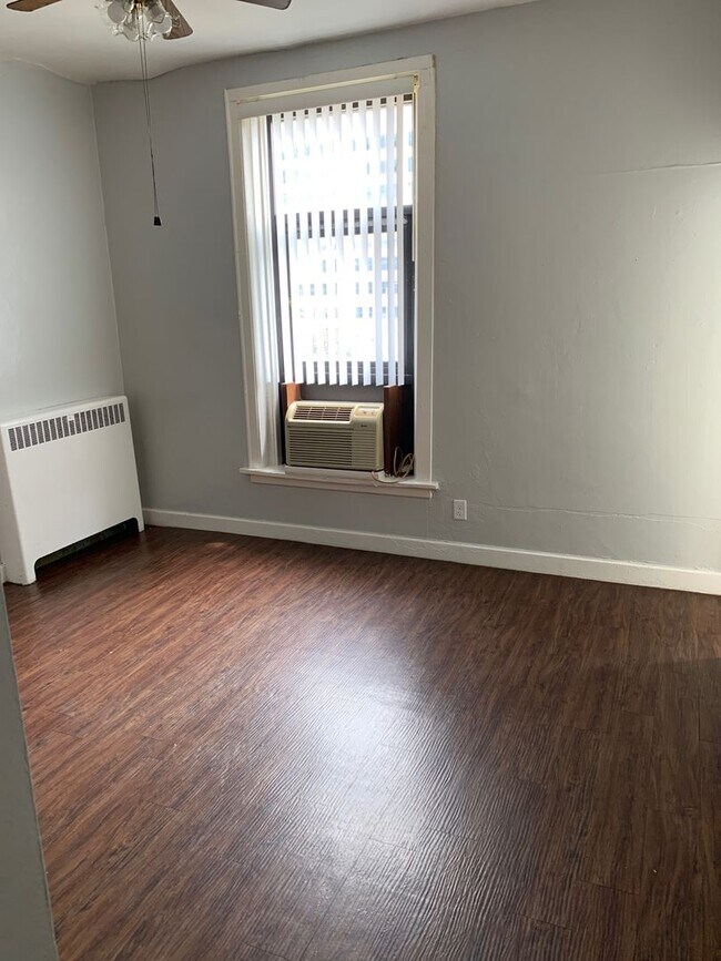 Photo - Large one room efficiency with large kitchen Unidad Apart #33