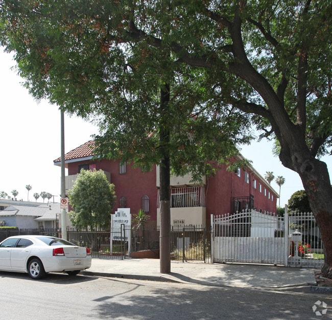 Building Photo - Delano Townhomes
