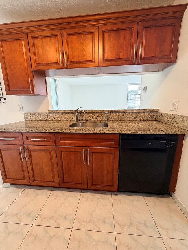 Photo - 3100 N Pine Island Rd Unidad 310