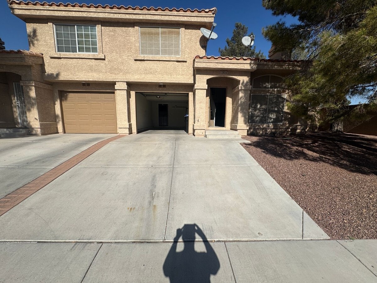 Charming 2 Bed/3Bath/1Car Townhome nestled in this beautiful Green Valley Community! - Charming 2 Bed/3Bath/1Car Townhome nestled in this beautiful Green Valley Community!