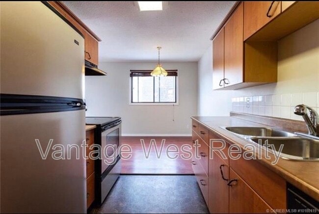 202-625 Rowcliffe Ave