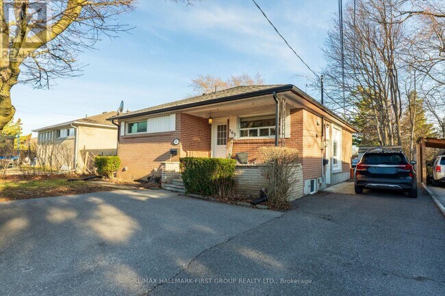 Photo - 303 Rossland Rd W