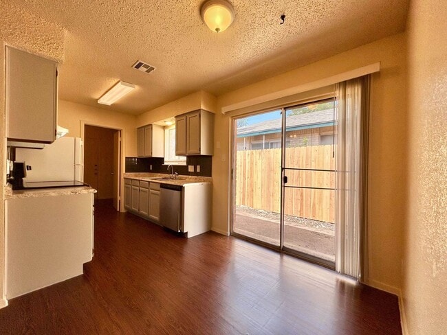 Photo - 8802 Pineridge Dr Unidad B