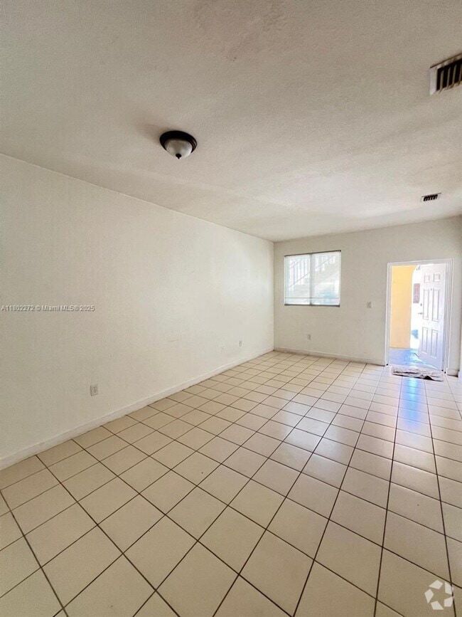 Building Photo - 1662 SE 27th Dr Unit 103 Rental