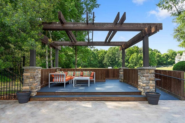 Outdoor Patio Lounge - Park at Oak Ridge
