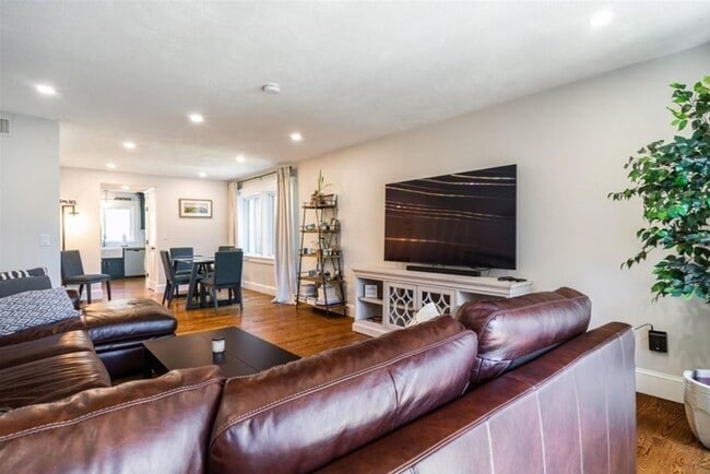 Photo - 1100 Salem St