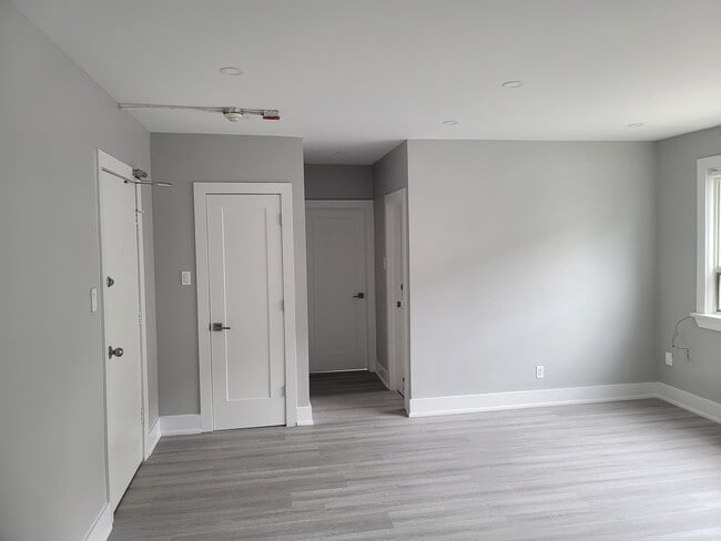 Photo - 1566-1574 Avenue Rd