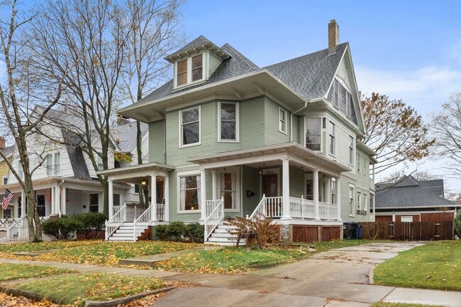 Building Photo - Historic 3 bedroom upper Rental
