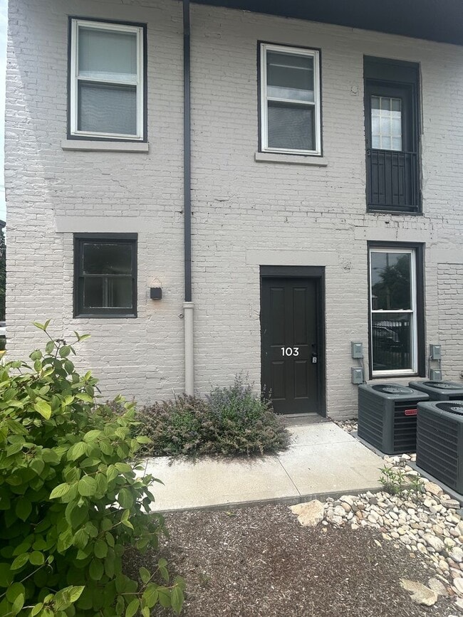 Building Photo - Cozy One Bedroom Unit 305-103