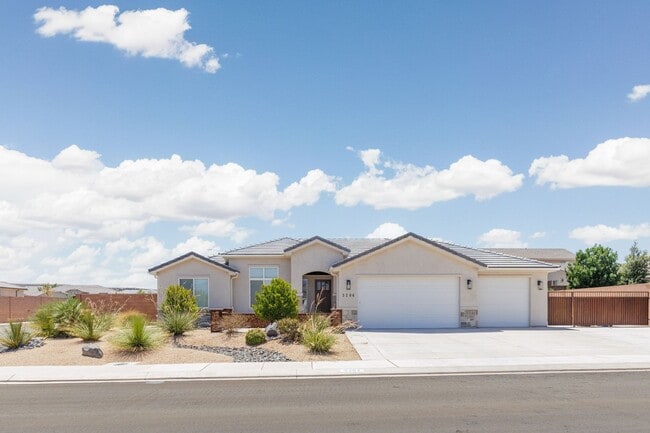 Building Photo - Custom 4 bedroom Single Story. Crimson Cliffs boundaries.