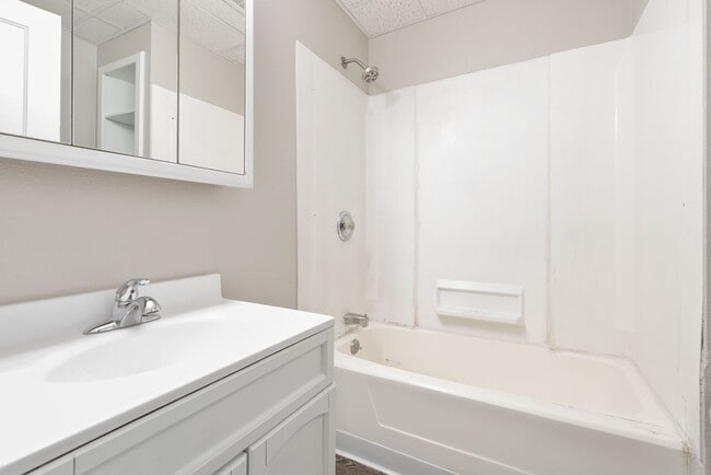 Photo - 2022 1/2 College St - Cedar Falls Unidad 2022 1/2