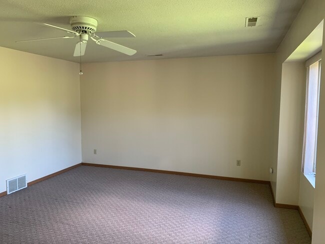 Photo - 438-440 W Hillside Dr