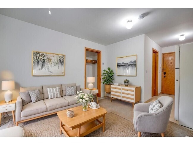 Building Photo - 99 E 54th St Unit 17 Rental