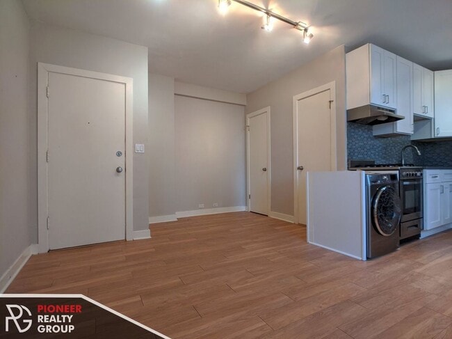 Photo - 511 W Belmont Ave Unit 31