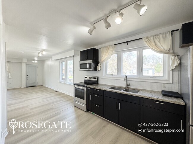 Photo - All-Inclusive 2-Bedroom Main Level Apartment with Porch & Backyard – Pet Friendly – Etobicoke Unité 1