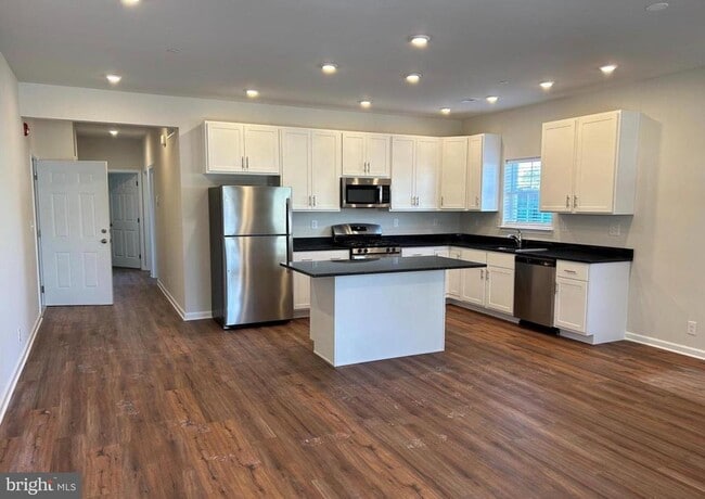 Building Photo - 138 W Fifth St