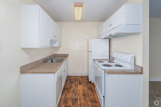 2BR, 1BA - 769SF - Kitchen