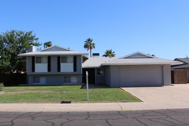 Spacious 5 Bedroom Tri-level home - Spacious 5 Bedroom Tri-level home