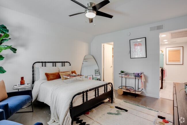 Studio, 1BA - 300SF