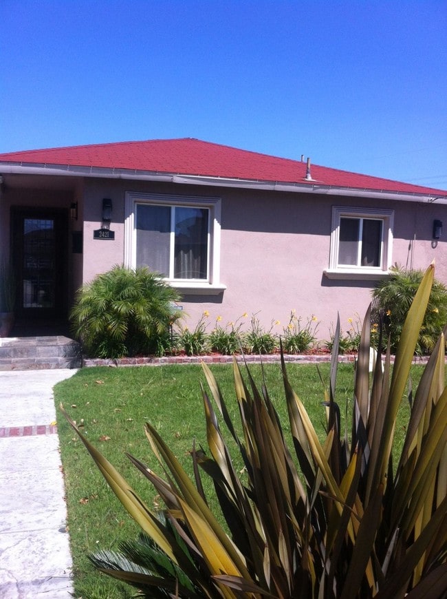 Front view with private driveway - 2421 Rockefeller Ln