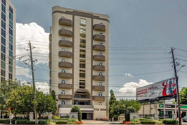 Building Photo - 2161 Peachtree Rd Unit 106