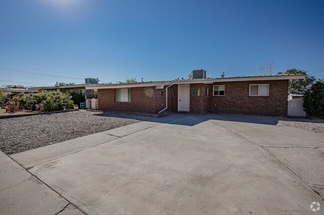 Building Photo - Newly Remodeled Home