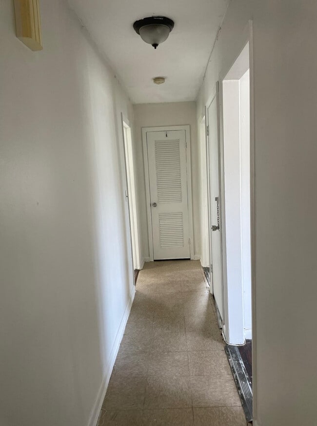 Photo - 112 Burhans Ave Unidad 2 Spacious Bedroom