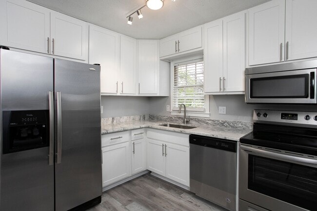 Photo - Charming 3 bed/2 bath home with Sunroom and Deck, minutes from Downtown Durham!